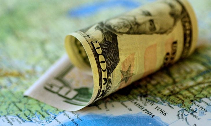 الدولار يتراجع مع انخفاض عوائد السندات الخزانة الأمريكية